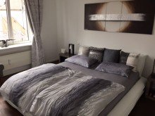 Schlafzimmer mit Doppelbett Su?d-Ost VERMIETET - TRAUMWOHNUNG MIT DACHTERRASSE BLICK �BER DIE ALTSTADT ! GEWERBLICH NUTZBAR !