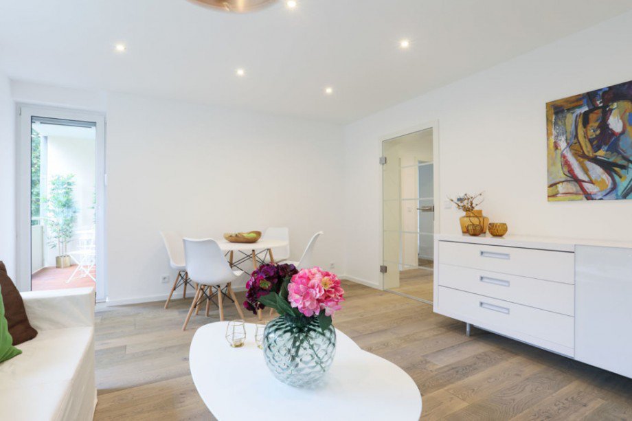 Wohn-Essbereich mit Glast�r.png Etagenwohnung M�nchen Untermenzing