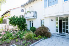 Eingangsbereich VERKAUFT ! WUNDERSCH�NE GARTENWOHNUNG MIT TRAUMGARTEN UND TEICH IN BESTLAGE HARLACHING - U-BAHN