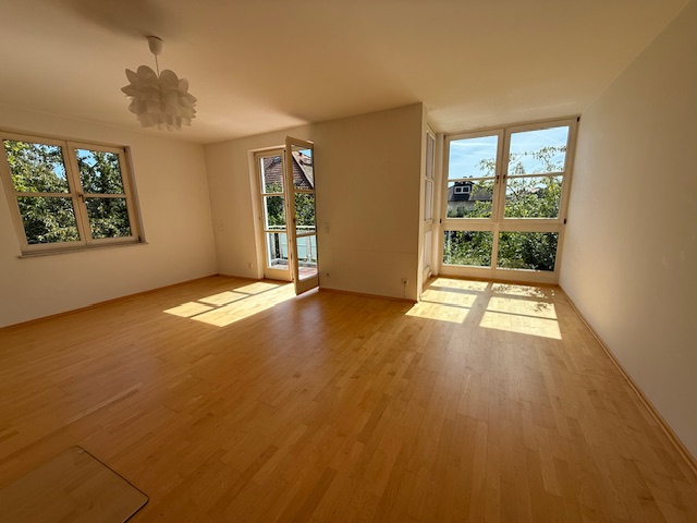 lichtdurchfluteter Wohnraum Etagenwohnung Starnberg