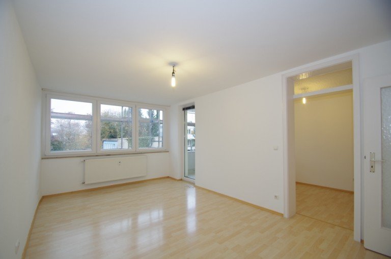 Wohnzimmer M�nchen - Milbertshofen Etagenwohnung VERMIETET ! RENOVIERTE 1,5 ZIMMER WOHNUNG MIT S�DBALKON IN SCHWABING / MILBERTSHOFEN