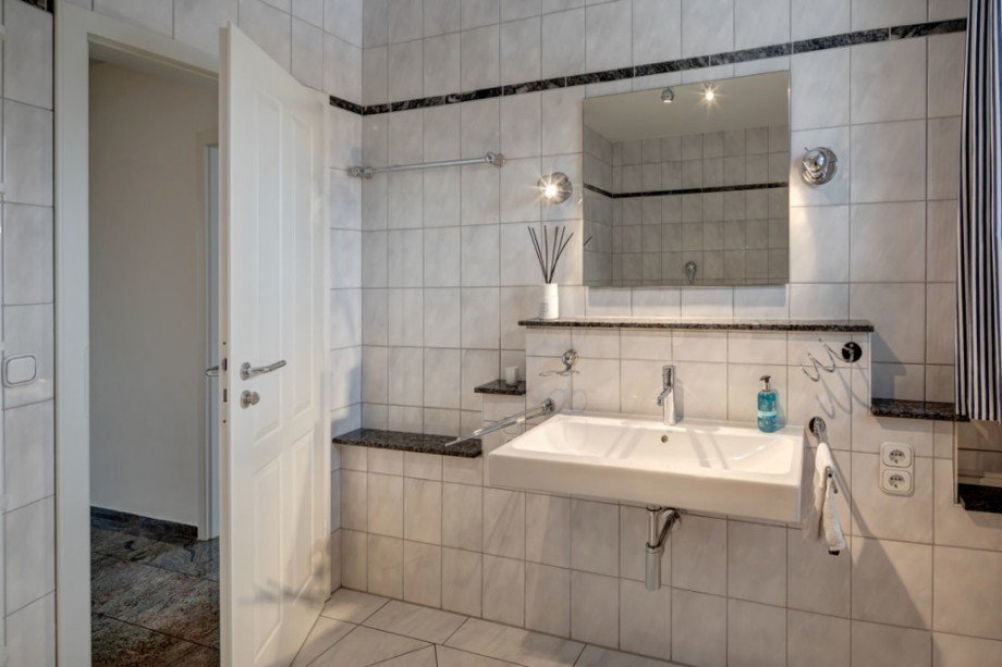 Wannenbad OG Doppelhaush�lfte Neuried