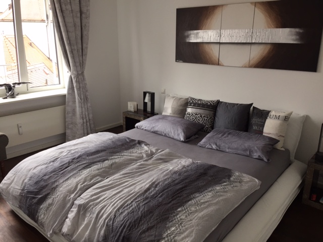 Schlafzimmer mit Doppelbett Su?d-Ost Dachgeschosswohnung M�nchen