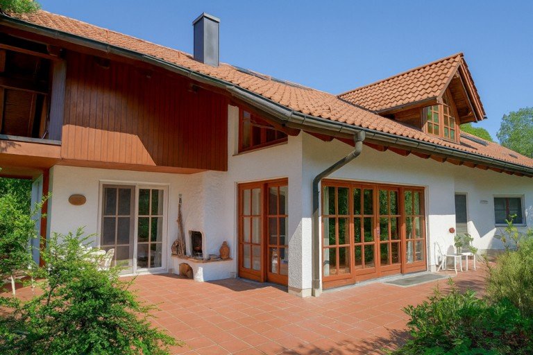 Hausansicht Gr�felfing Villa Gro�z�gige Villa mit Einliegerwohnung in ruhiger Lage Gr�felfing - Barrierefrei !