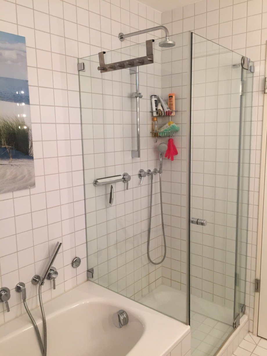 Badezimmer mit Dusche Dachgeschosswohnung M�nchen