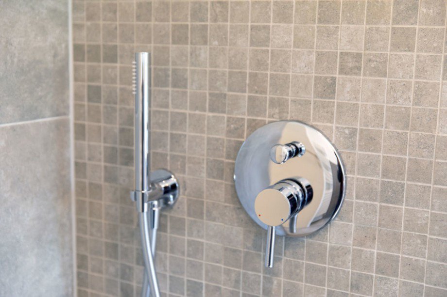 Dusche mit Mosaik Feinstein.png Etagenwohnung M�nchen Untermenzing