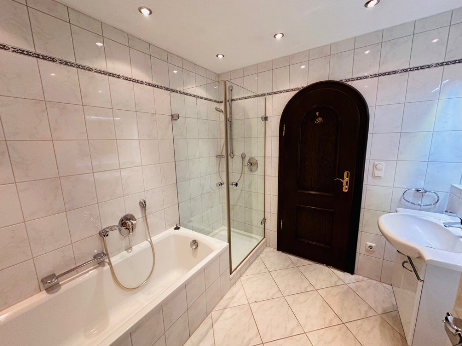 Bad mit Dusche und Wanne Etagenwohnung M�nchen
