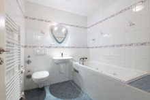 Badezimmer UG VERKAUFT ! WUNDERSCH�NE GARTENWOHNUNG MIT TRAUMGARTEN UND TEICH IN BESTLAGE HARLACHING - U-BAHN