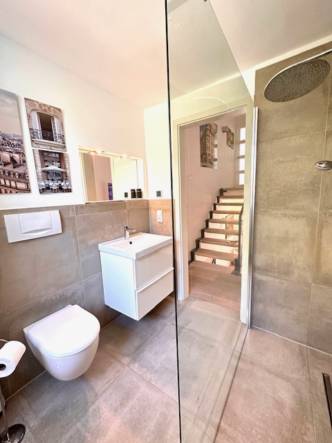 Bad im 2 OG Reihenmittelhaus M�nchen