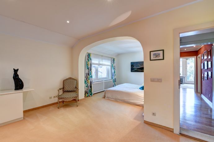 OG: Gro�es Schlafzimmer Villa M�nchen