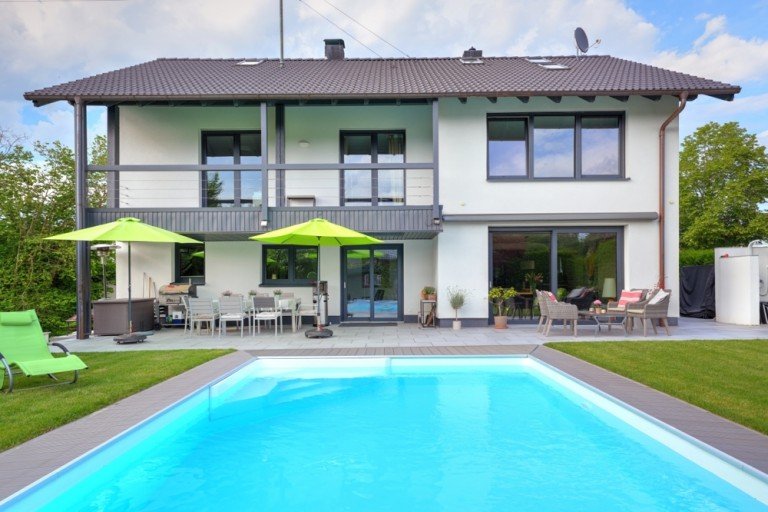Hausansicht Tutzing - Tutzing Einfamilienhaus Exklusive Familienresidenz mit Pool in Tutzing Ortsteil Traubing