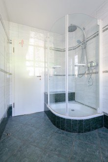  VERKAUFT ! WUNDERSCH�NE GARTENWOHNUNG MIT TRAUMGARTEN UND TEICH IN BESTLAGE HARLACHING - U-BAHN