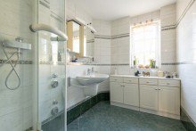 Badezimmer EG VERKAUFT ! WUNDERSCH�NE GARTENWOHNUNG MIT TRAUMGARTEN UND TEICH IN BESTLAGE HARLACHING - U-BAHN