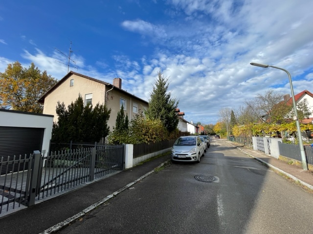 Stra�enansicht Wohngrundst�ck M�nchen / Forstenried