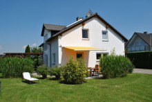 Hausansicht Familientraum im M�nchner Osten - freistehendes Einfamilienhaus auf gro�em Grundst�ck in ruhiger Lage Feldkirchen ...